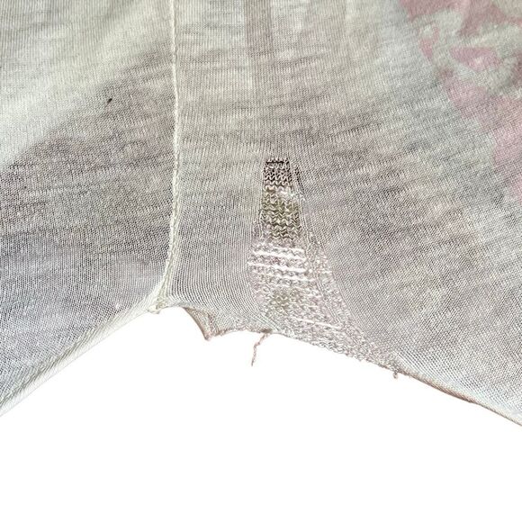 Vintage 1978 Flirts Garfield t-shirt featuring the cartoon character holding a f - Picture 5 of 5